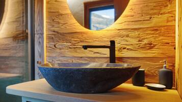 Douche, sĂšche-cheveux, serviettes fournies