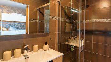 Douche, sĂšche-cheveux, serviettes fournies