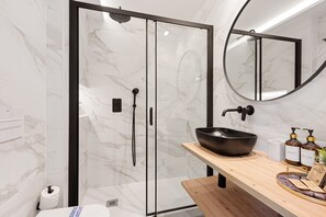 Dusche, Haartrockner, Handtücher