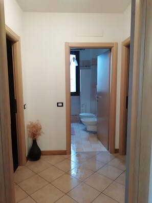 Douche, sèche-cheveux, serviettes fournies