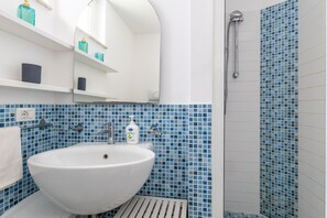 Douche, sèche-cheveux, serviettes fournies