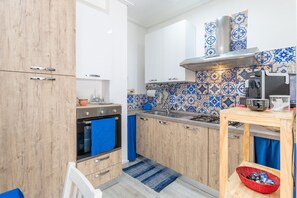 Kjøleskap, ovn, kokeplater og oppvaskmaskin