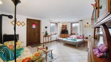 2 bedrooms, iron/ironing board, bed sheets