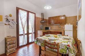 Kühlschrank, Ofen, Herdplatte, Wasserkocher mit Kaffee-/Teezubehör