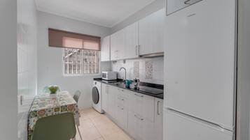 Een koelkast, een magnetron, een kookplaat