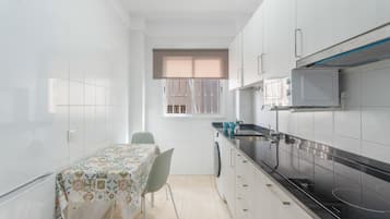 Geladeira, micro-ondas, cooktop, cafeteira/chaleira