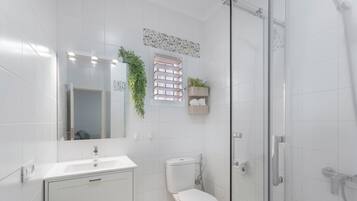 Een douche, een haardroger, handdoeken