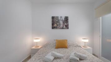 2 makuuhuonetta, silitysrauta/-lauta, ilmainen Wi-Fi, vuodevaatteet