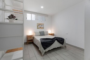 1 slaapkamer, een strijkplank/strijkijzer, gratis wifi, beddengoed