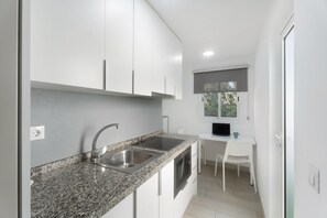 Réfrigérateur, micro-ondes, plaque de cuisson, cafetière/bouilloire