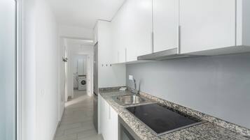 Réfrigérateur, micro-ondes, plaque de cuisson, cafetiÚre/bouilloire