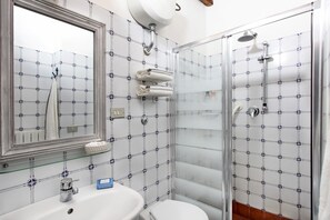 Shower, hair dryer, towels - Holiday Home 'Chianti Loft' with Mountain View, Wi-Fi and Air Conditioning (Greve in Chianti)