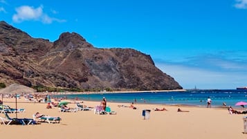 Una spiaggia nelle vicinanze