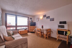 TV, DVD-spiller og stereoanlegg