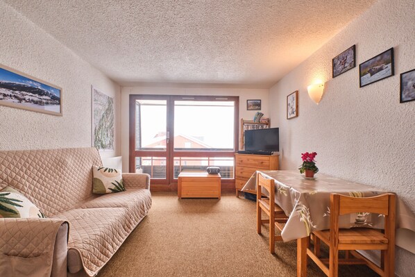 Een televisie, een dvd-speler en een stereo