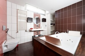 Shower, hair dryer, towels - Villa 'Los Almendros Fuengirola' with Mountain View, Wi-Fi and Air Conditioning (Fuengirola)