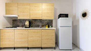 Frigorifero, microonde, forno, piano cottura