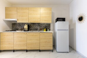 Refrigerador, microondas, horno, placa de cocina