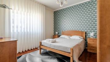 4 bedrooms, iron/ironing board, free WiFi, bed sheets