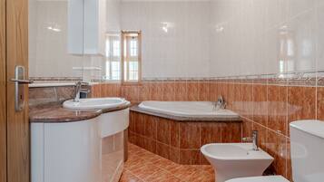 Bruser, hårtørrer, håndklæder