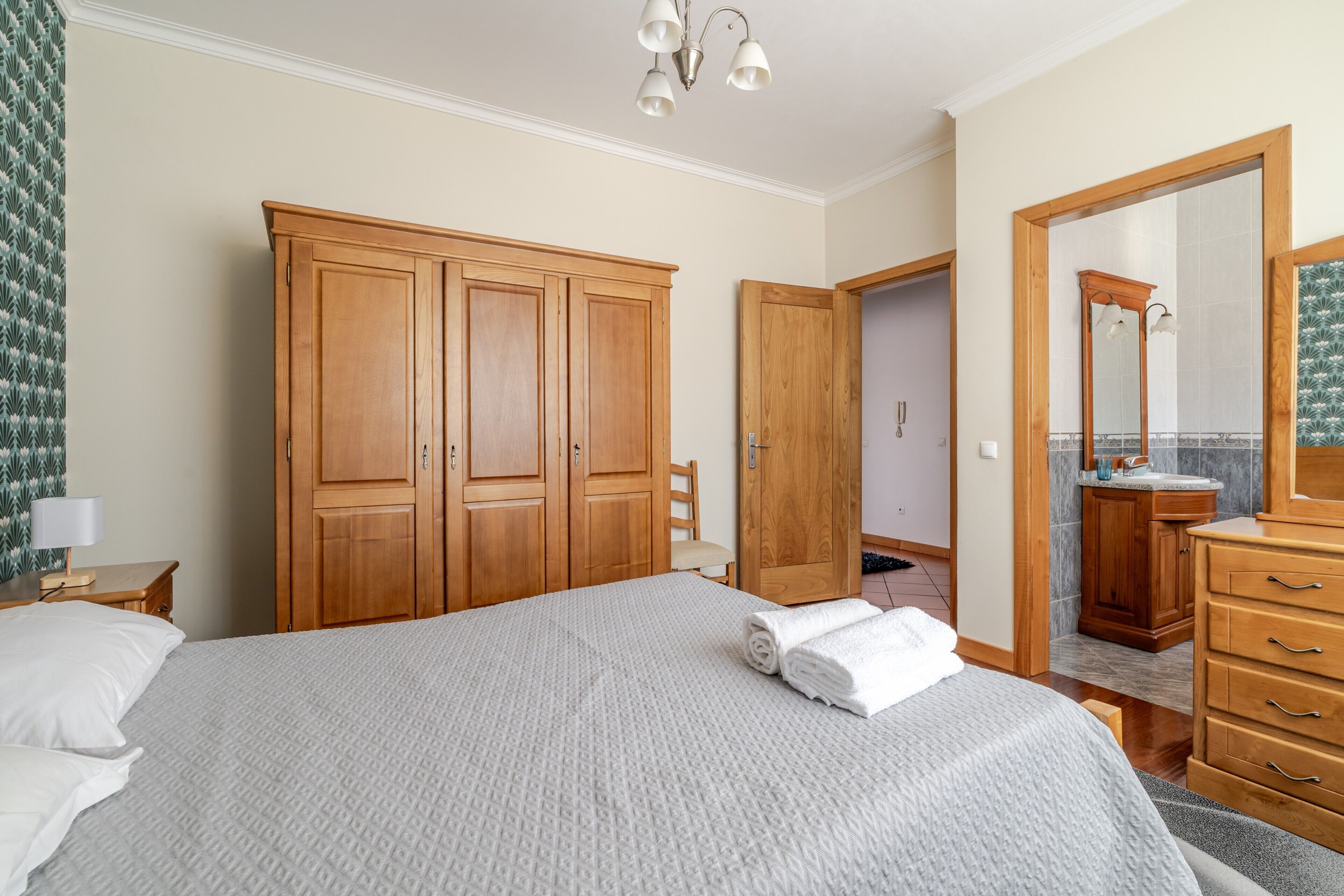 4 slaapkamers, een strijkplank/strijkijzer, gratis wifi, beddengoed