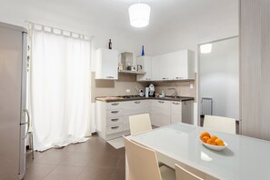 Een koelkast, een oven, een kookplaat, een koffiezetapparaat/waterkoker