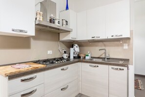 Fridge, oven, stovetop, coffee/tea maker