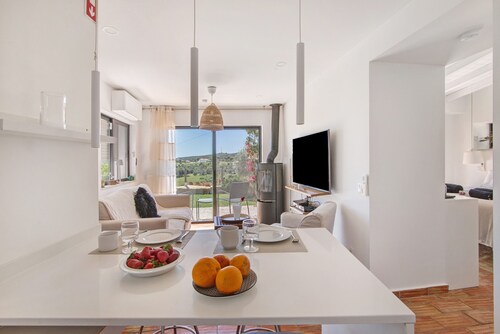Apartment 'Casa 3 Limões' with Mountain View, Wi-Fi and Air Conditioning