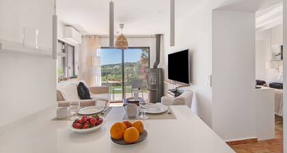 Apartment 'Casa 3 Limões' with Mountain View, Wi-Fi and Air Conditioning
