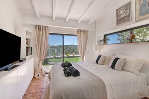 1 slaapkamer, een strijkplank/strijkijzer, gratis wifi, beddengoed