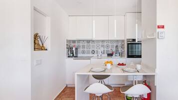 Geladeira, micro-ondas, fogão, cooktop