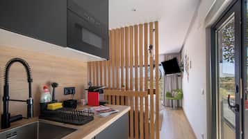 Kühlschrank, Mikrowelle, Herdplatte, Wasserkocher mit Kaffee-/Teezubehör