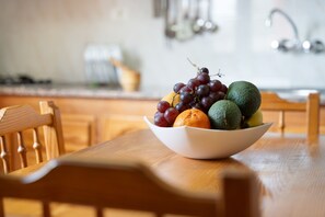 Fridge, microwave, oven, stovetop - Holiday Home 'Zaida' with Mountain View, Private Terrace and Wi-Fi (San Sebastián de la Gomera)