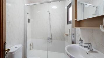 Dusche, Haartrockner, Handtücher