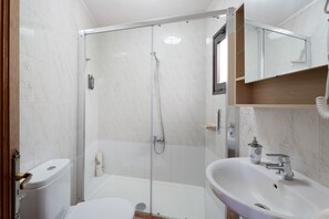 Dusche, Haartrockner, Handtücher