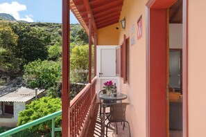 Outdoor dining - Holiday Home 'Zaida' with Mountain View, Private Terrace and Wi-Fi (San Sebastián de la Gomera)