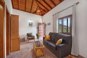 TV - Holiday Home 'Zaida' with Mountain View, Private Terrace and Wi-Fi (San Sebastián de la Gomera)