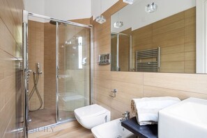 Dusche, Haartrockner, Bidet