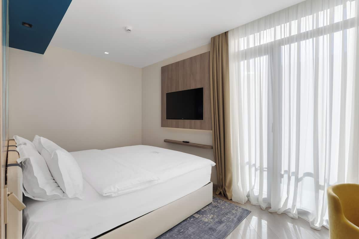 Premium Room, 1 King Bed, Terrace (Private) | Egyptian cotton sheets, premium bedding, in-room safe, desk