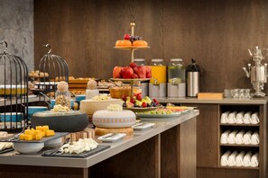 Petit déjeuner buffet servi tous les jours en supplément