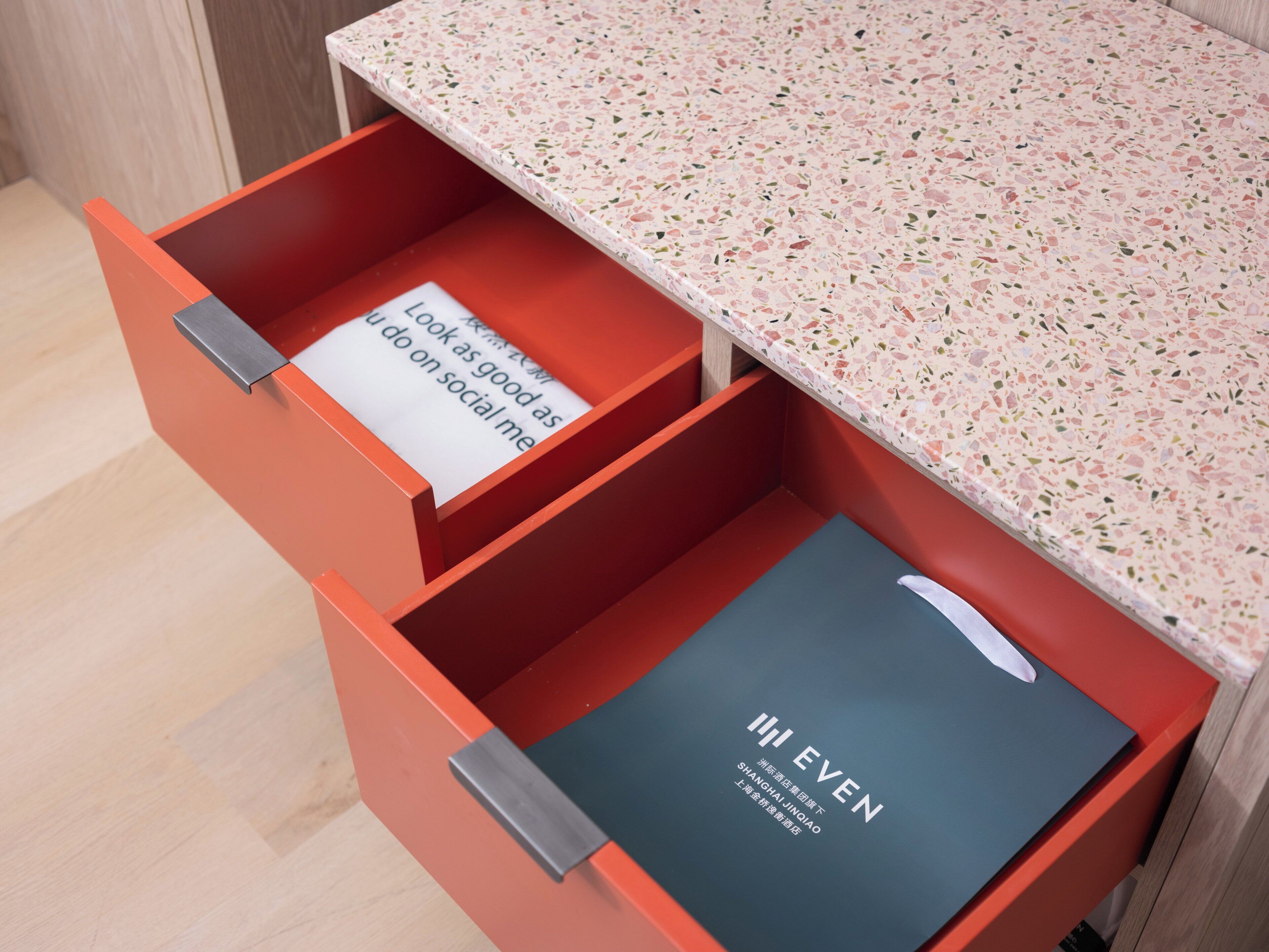 Un cajón con un libro titulado "III EVEN" y una nota en su interior.