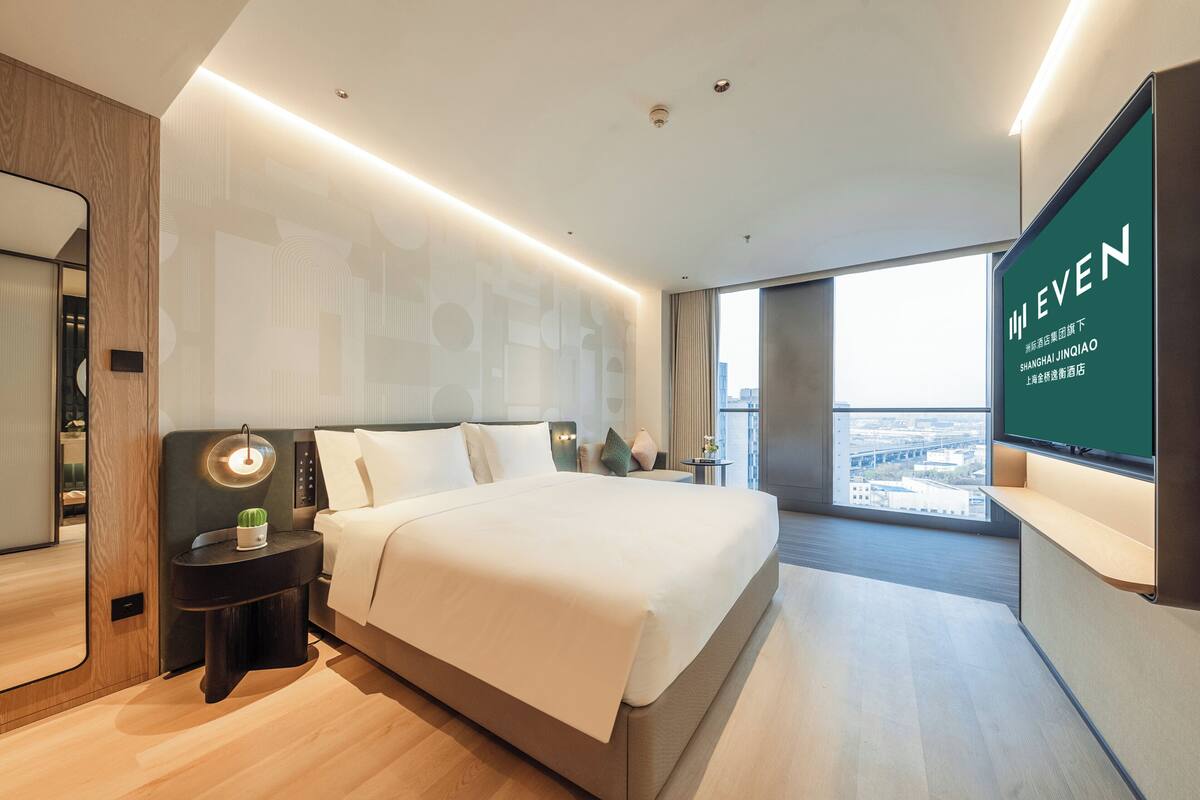 Premium Room City View King Bed | Minibar, desk, soundproofing, free cots/infant beds