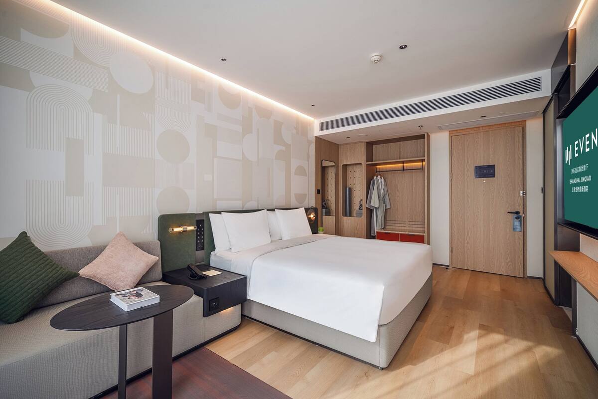 Minibar, desk, soundproofing, free cots/infant beds