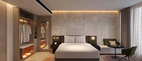 Een moderne hotelkamer met een groot bed, een inloopkast, een nachtkastje, een stoel en een wandlamp.