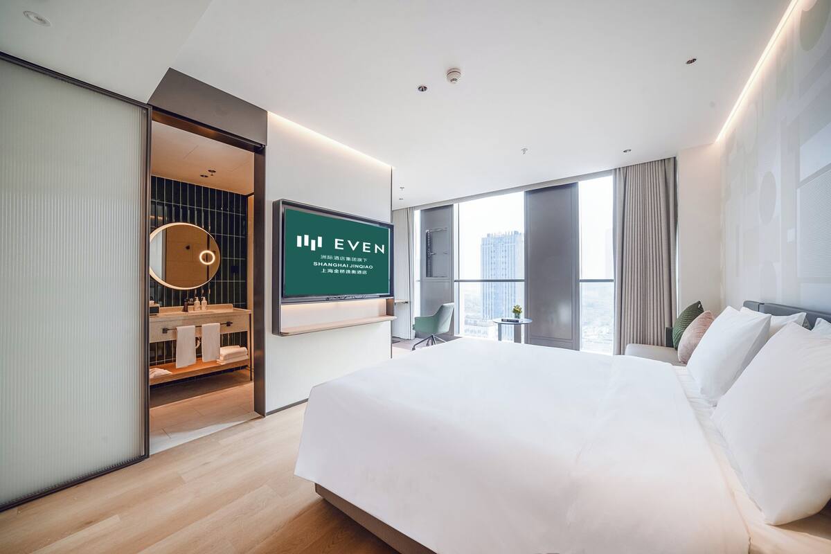 Minibar, desk, soundproofing, free cots/infant beds