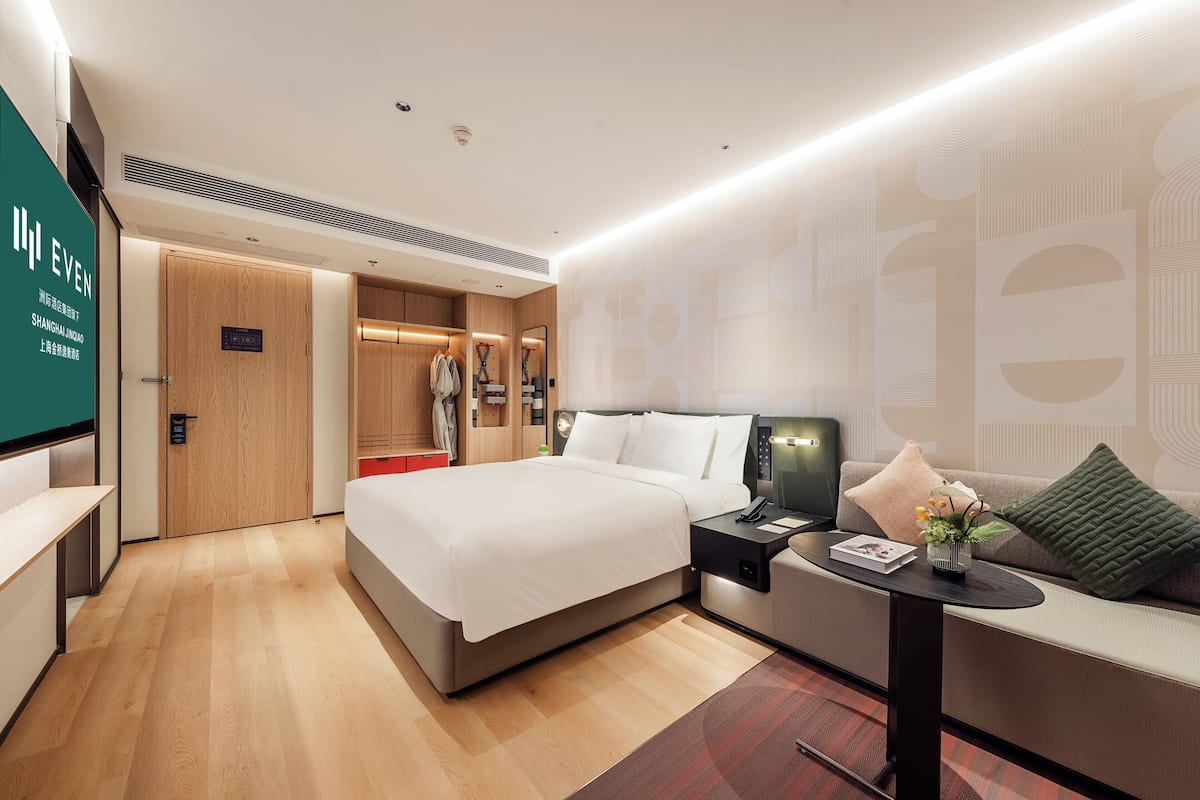 Premium Room King Bed | Minibar, desk, soundproofing, free cribs/infant beds