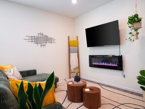 Smart-tv, eldstad och en stereo