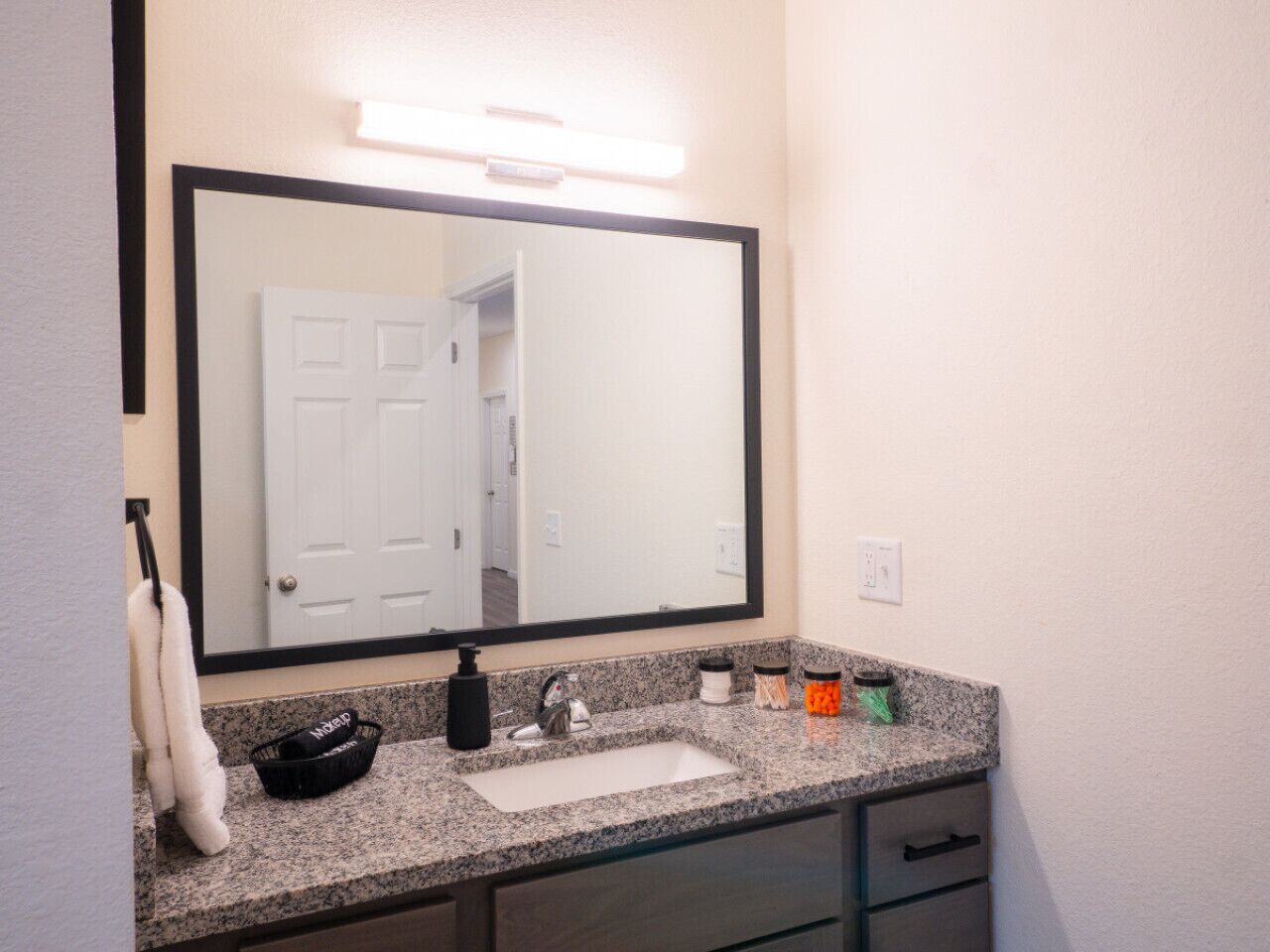 Ducha, secador de pelo, toallas y jabón