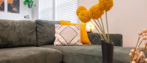 Una Smart TV, una chimenea, un reproductor estéreo