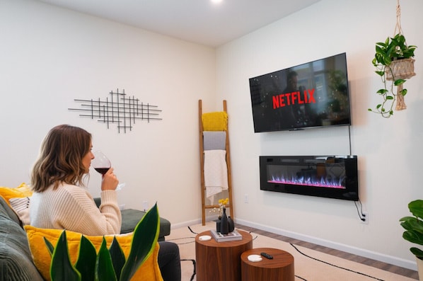 Smart TV, chimenea y estéreo